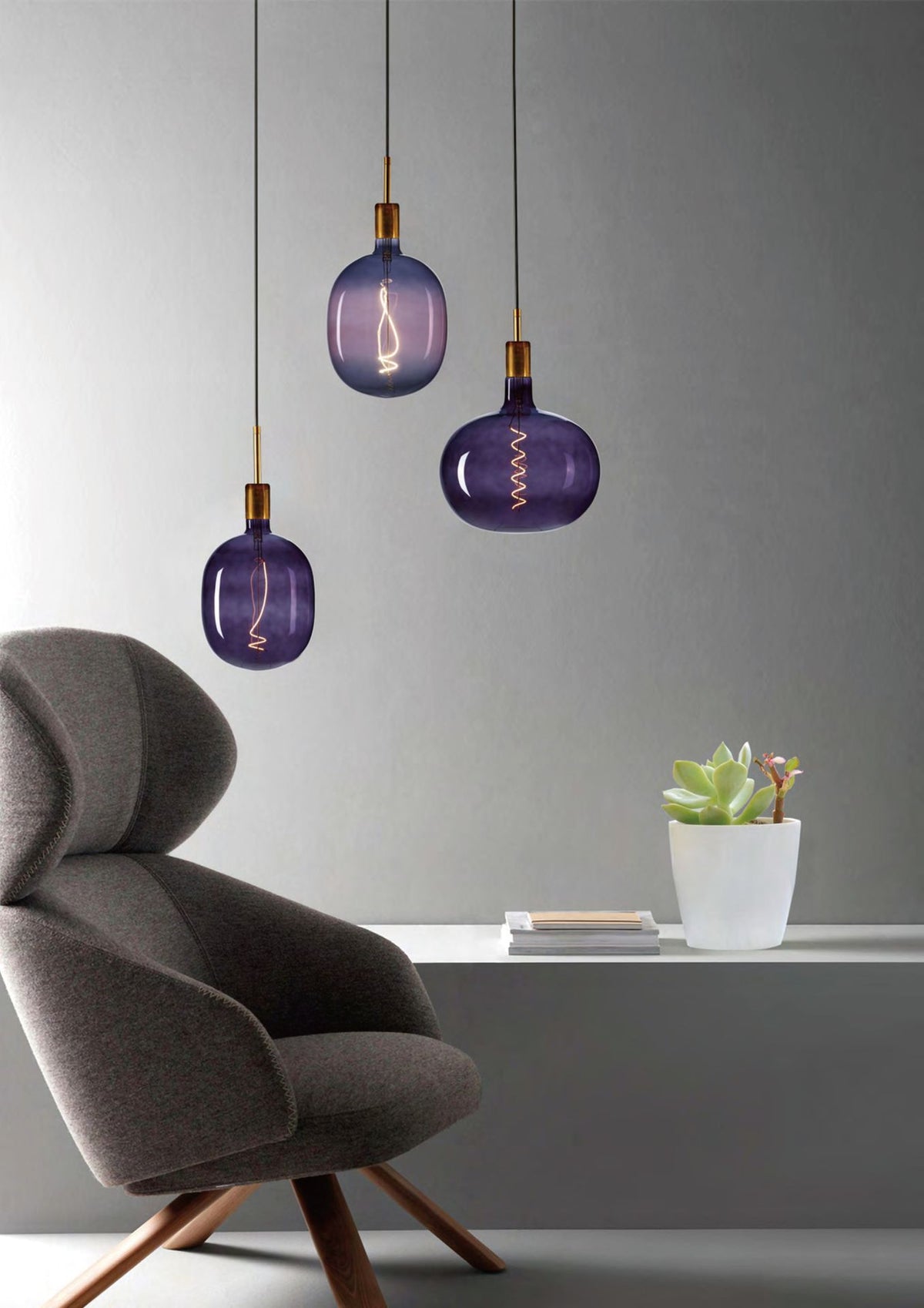 Tojás formájú dekor LED izzók függesztékekben modern nappaliban, fotel felett