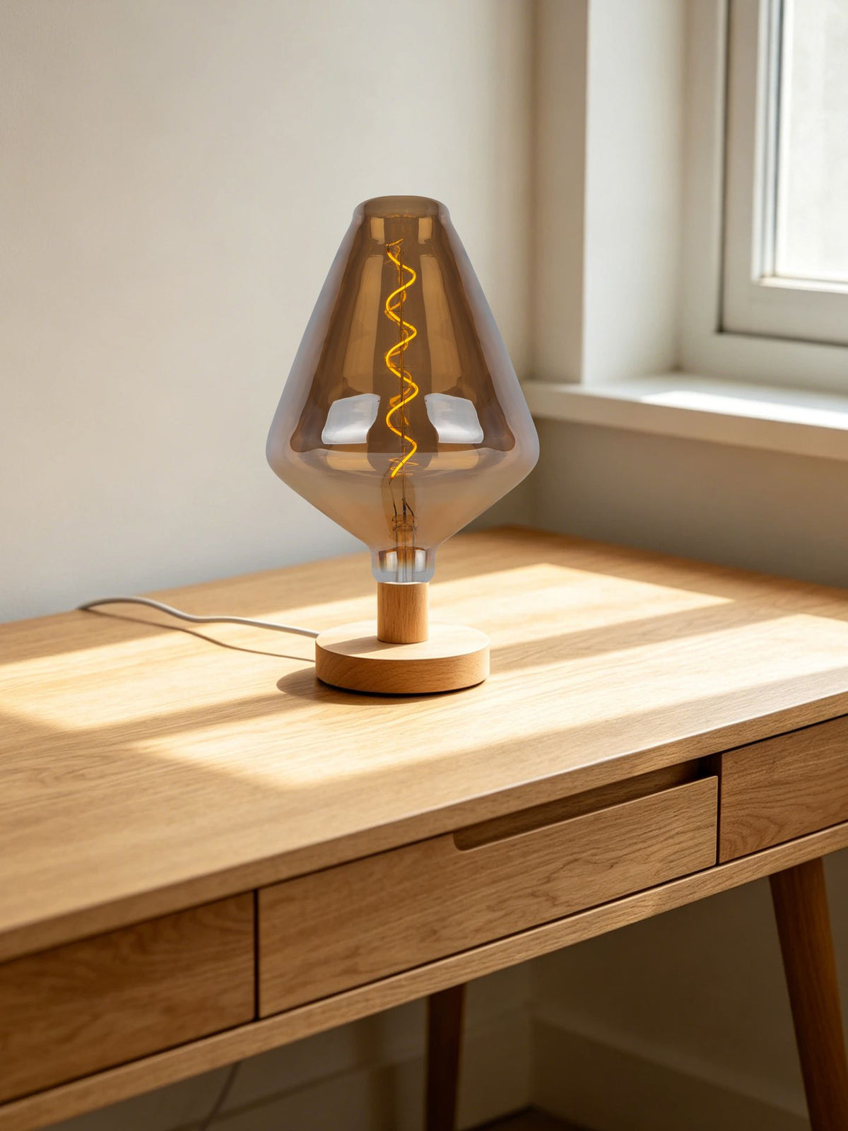 Comodino borostyán LED izzó talpas foglalatban íróasztalon, ablak mellett