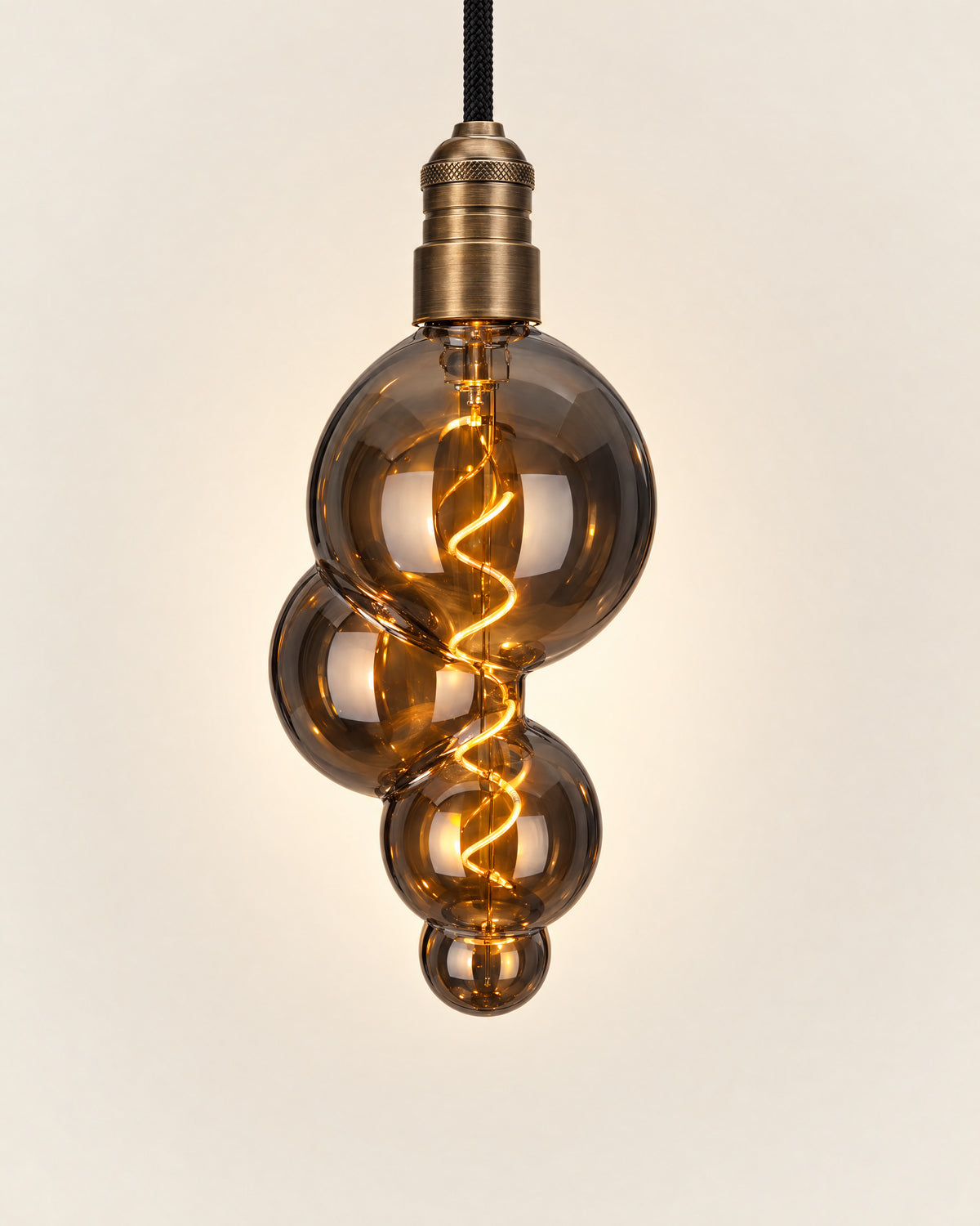 Grappolo dekor LED filament izzó füst színű, egymásra épülő üveggömbökkel, bronz foglalatú függesztéken