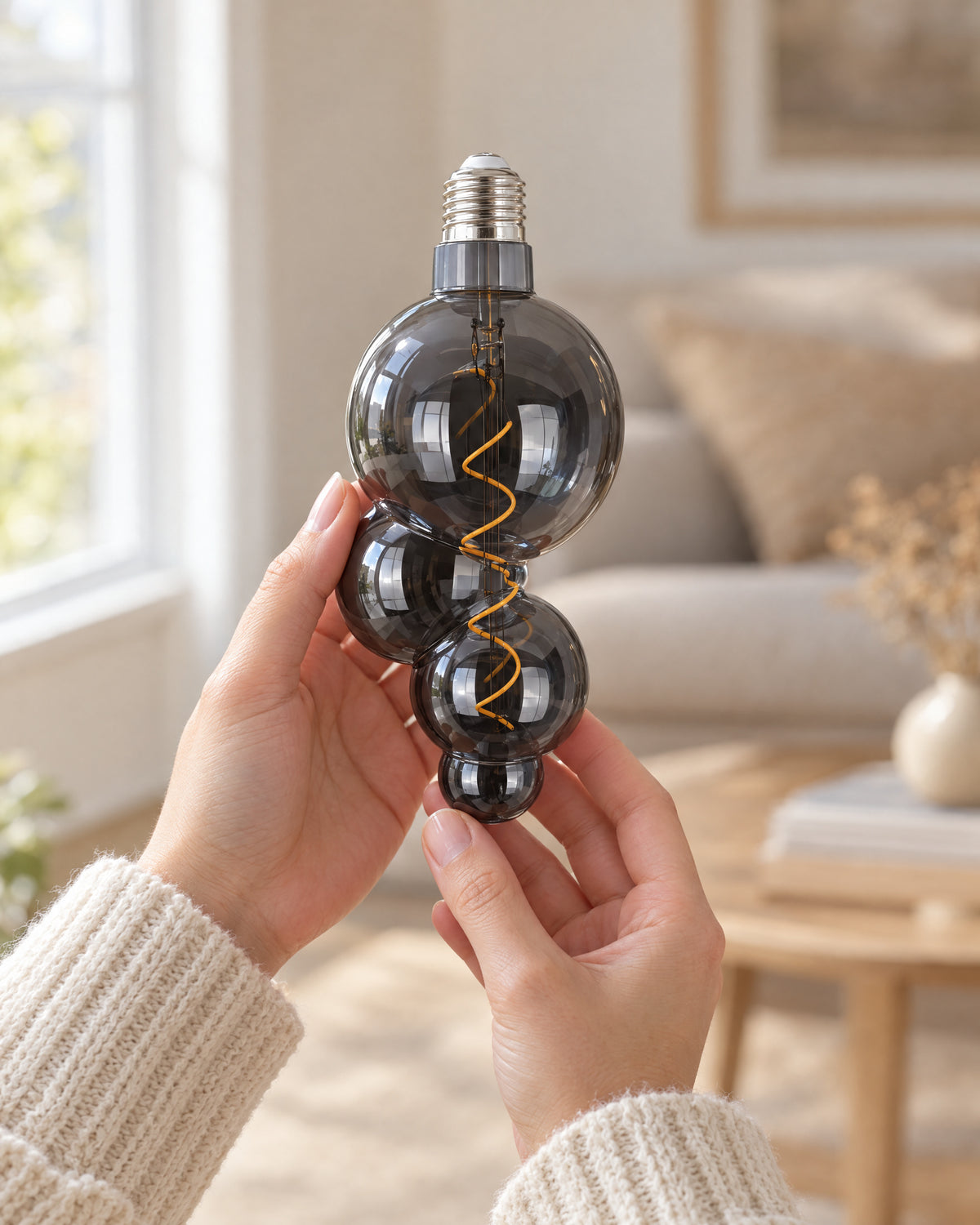 Grappolo füst színű dekor LED izzó kézben tartva, a méret érzékeltetéséhez