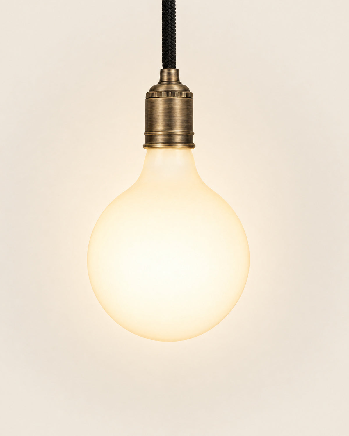 Sfera G125 nagyméretű opál gömb LED izzó tejüveg burával, bronz foglalatú függesztéken