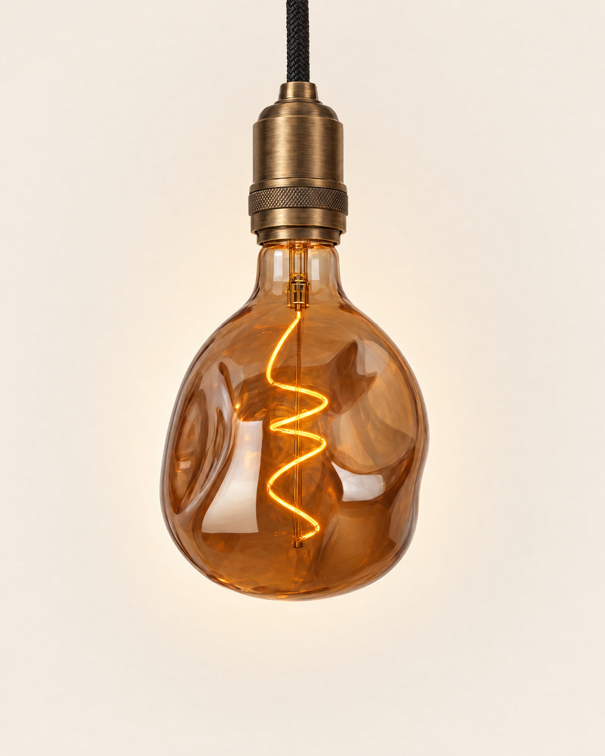 Aliena BT125 dekor LED filament izzó borostyán színű, benyomott felületű üvegburával, bronz foglalatú függesztéken