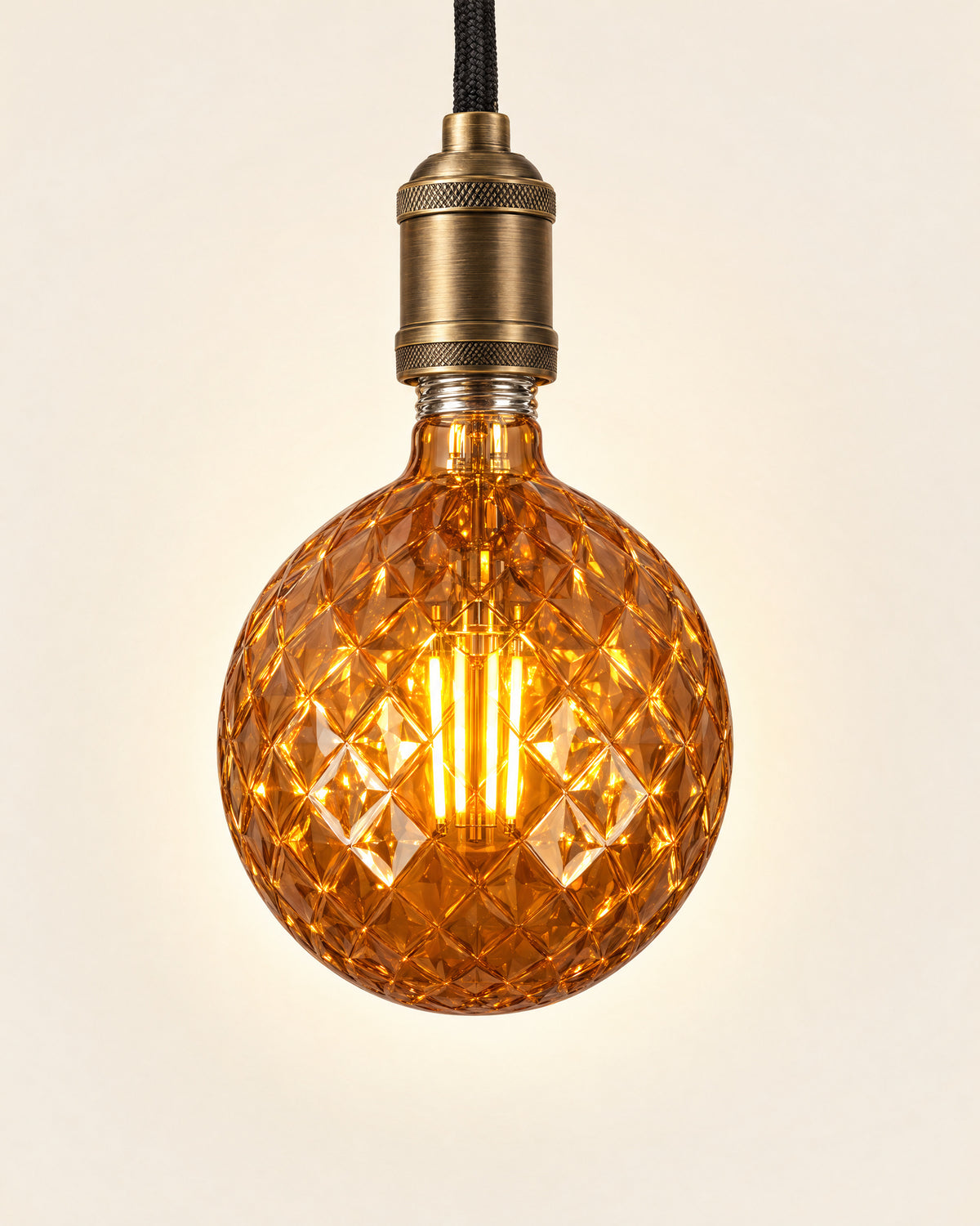 Ambretta G125 dekor LED filament izzó borostyán színű, rombuszmintás üveggömbbel, bronz foglalatú függesztéken