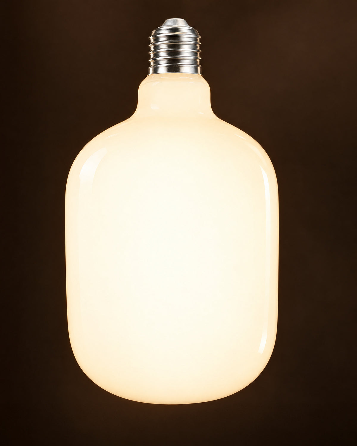 Colonna T120 opál fehér izzó közelről: sima, lekerekített henger alakú tejüveg bura