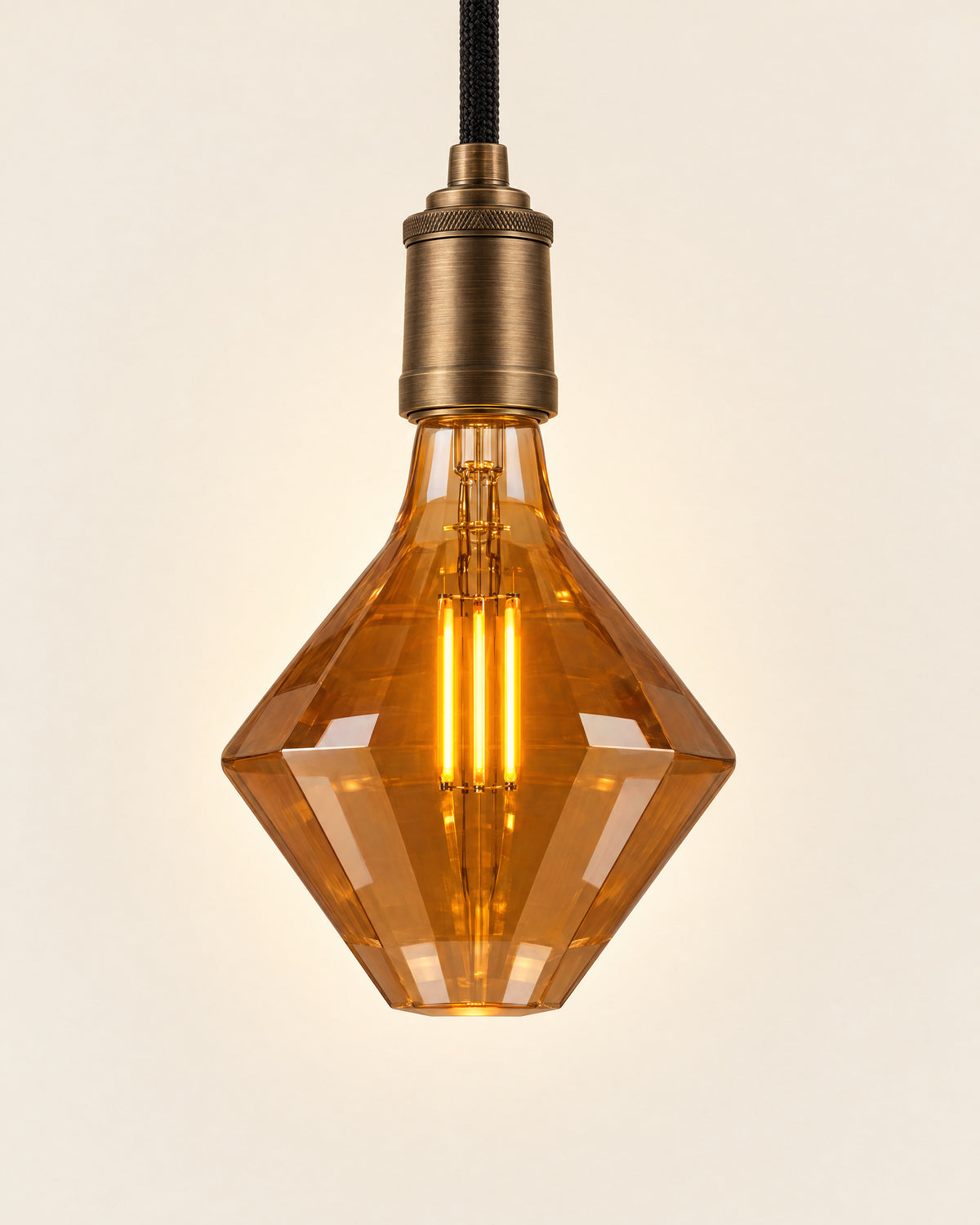 Diamante R120 gyémántformájú dekor LED filament izzó borostyán üvegben, bronz foglalatú függesztéken