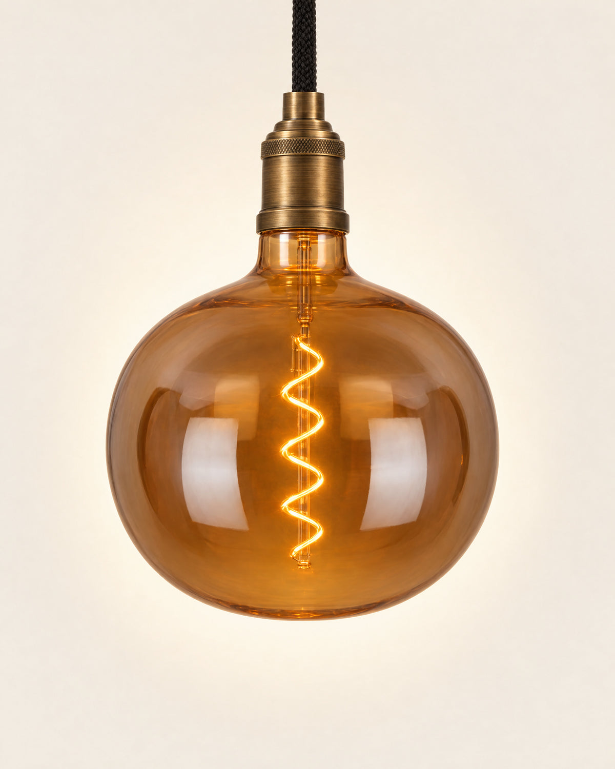 Ovale Egg 220 dekor LED filament izzó kavics formájú borostyán üvegben, bronz foglalatú függesztéken
