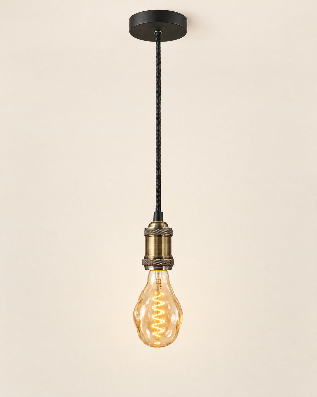 Sospesa vintage függeszték bronz foglalattal és dekor LED filament izzóval, fekete textilkábelen